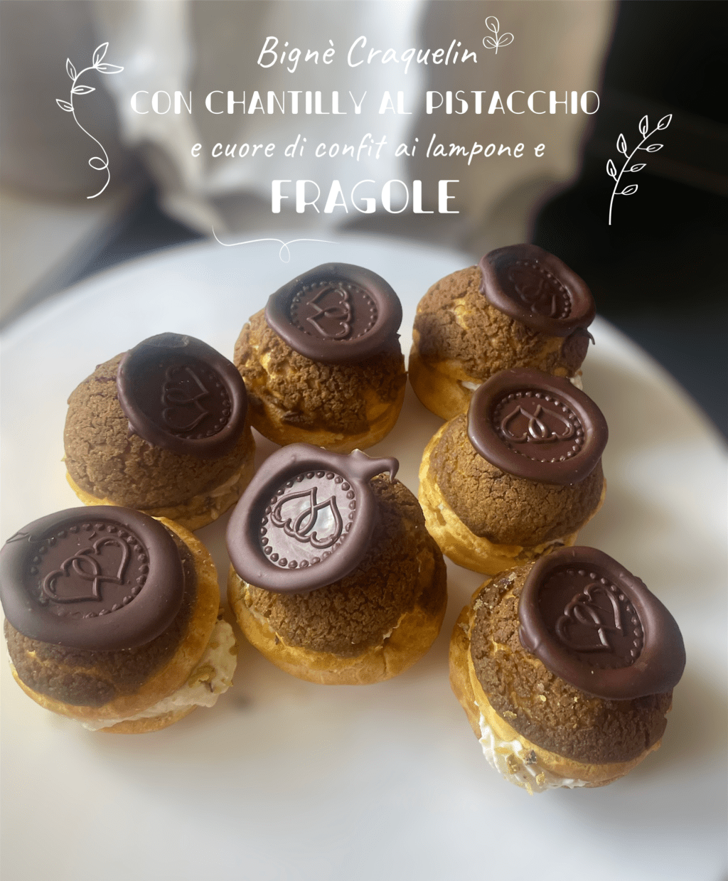 BIGNÈ CRAQUELIN CON CHANTILLY AL PISTACCHIO E CUORE DI CONFIT AL&nbsp;LAMPONE