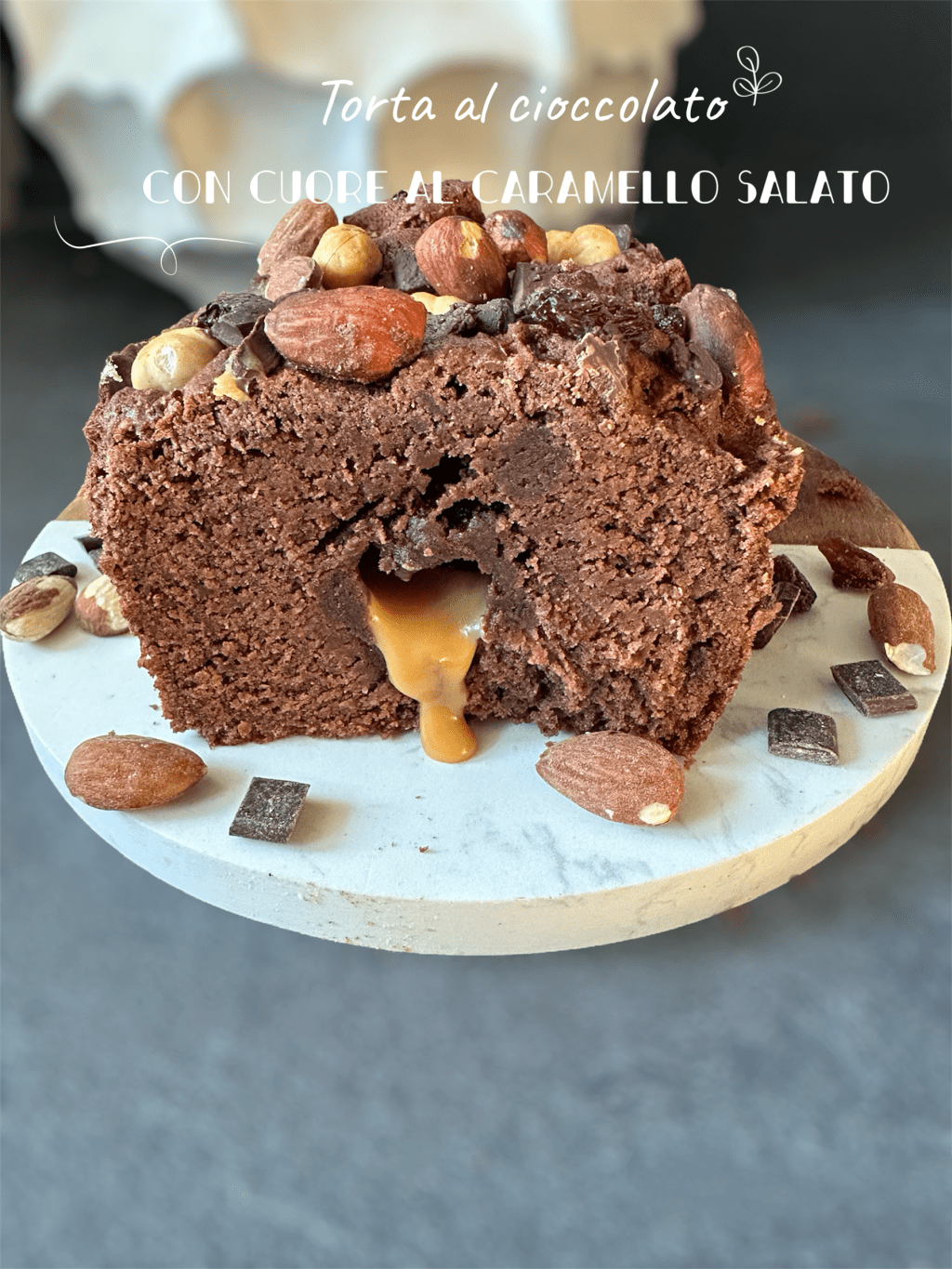 TORTA AL CIOCCOLATO CON CUORE AL CARAMELLO&nbsp;SALATO